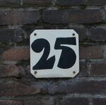 Het - mogelijk later aangebrachte - huisnummer.
<br/>
Richard Keijzer, 2014-08-12